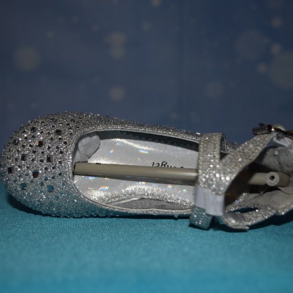 NIB ~ Little Angel Silver Glitter Britt Ankle Strap Flat Toddler 6 - Picture 3 of 9